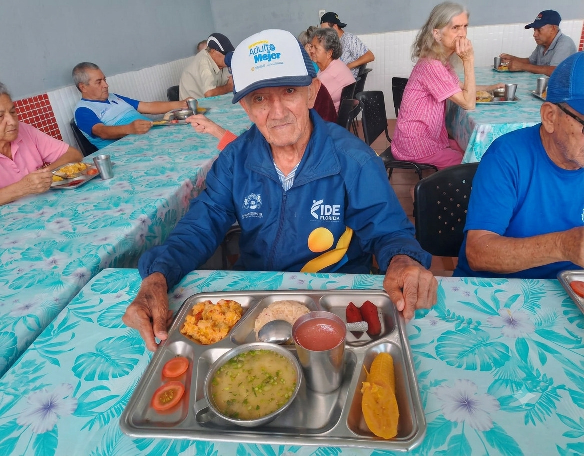 Residente de FHAMN disfrutando de su comida en el comedor
